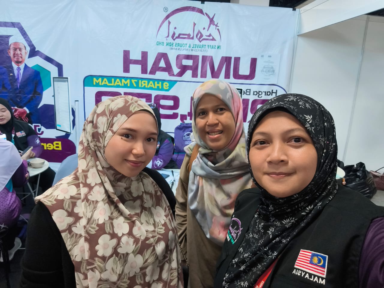 Rohana bersama jemaah di ruang pameran, foto 4