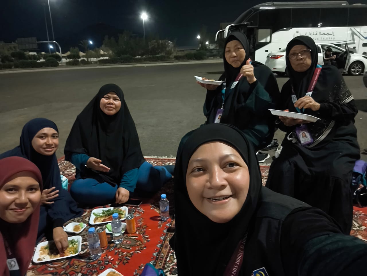 Jemaah berkumpul semasa jamuan, foto 8