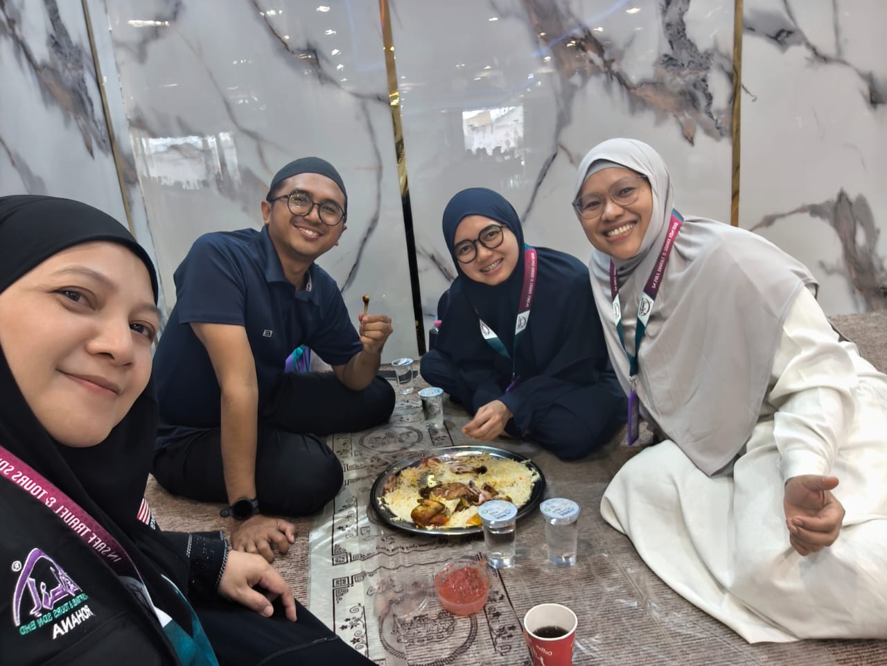 Rohana bersama jemaah ketika jamuan, foto 17